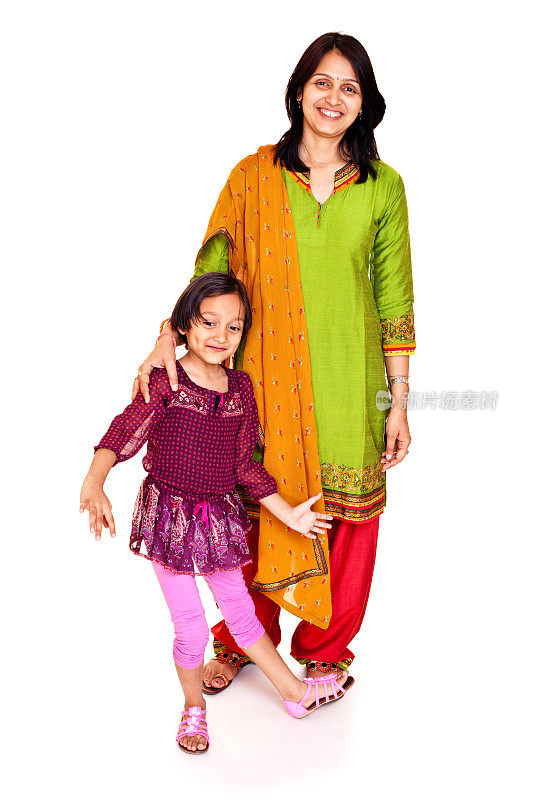 孤独的肖像，快乐的印度母亲和女儿站着