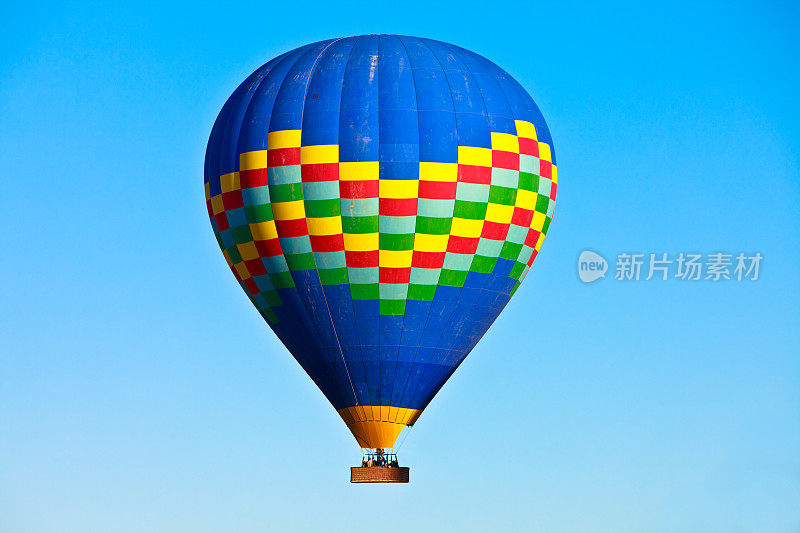 热气球在天空中漂浮