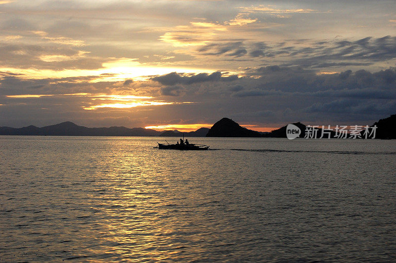 卡拉米里亚群岛科伦岛的日落