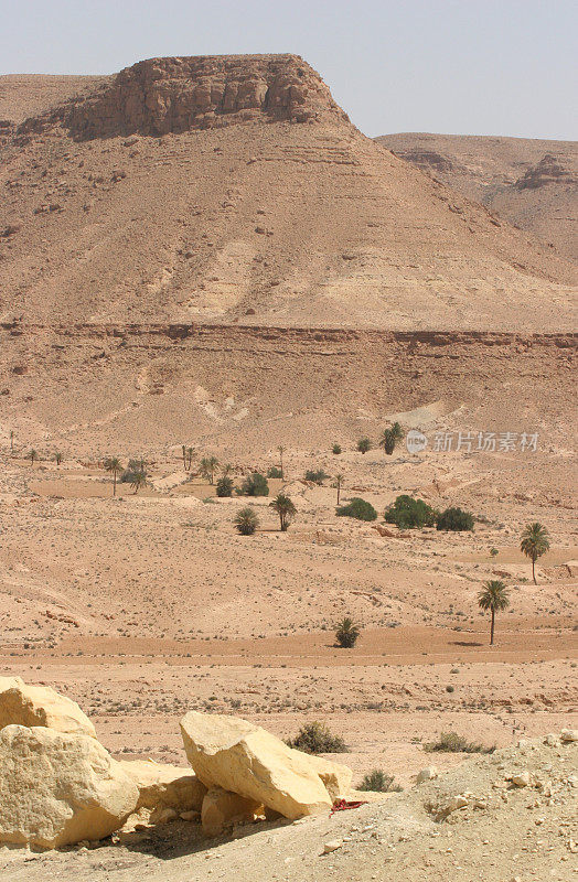 沙漠场景附近的塔塔乌因村-突尼斯