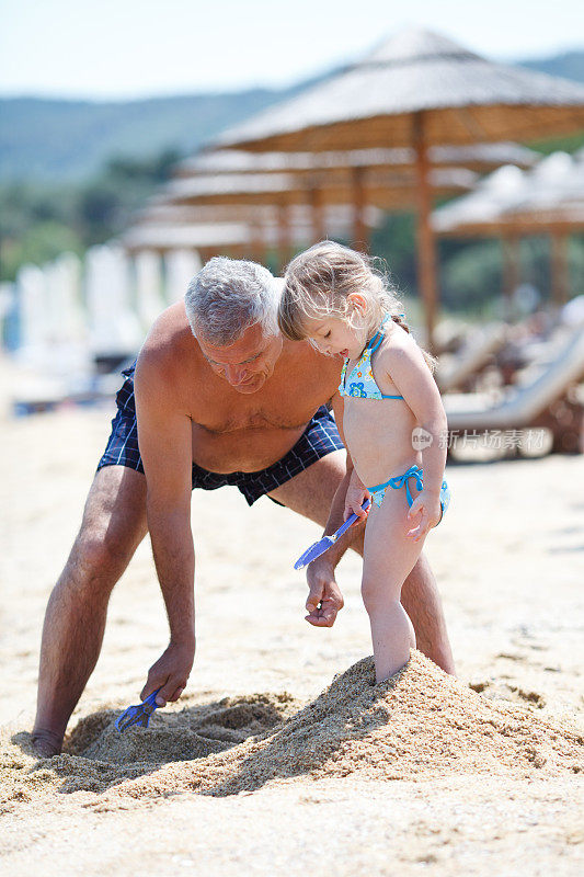 爷爷和孙女在海滩上