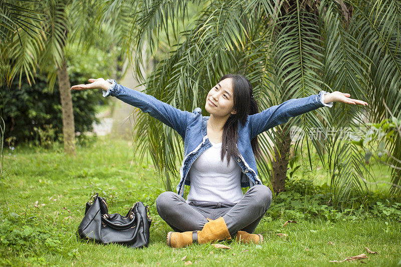 年轻的亚洲女子在郊游，春天