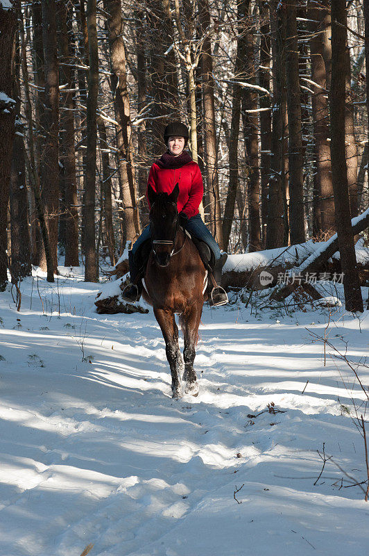 女孩在雪地里骑马