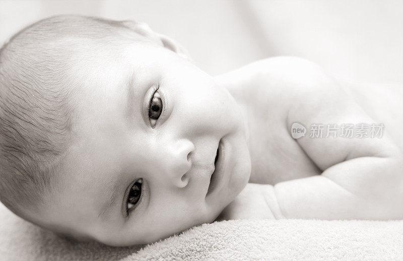 可爱的新生婴儿-黑白B&W