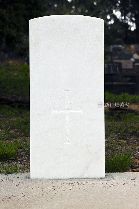 空白的白色大理石墓碑映衬着黑暗的背景，复制空间