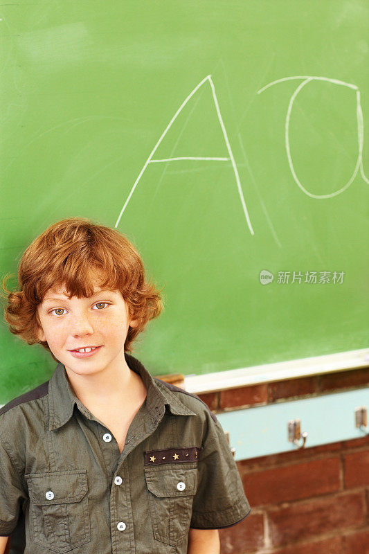 一个男生站在黑板前