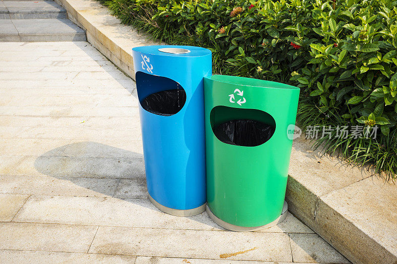 蓝色和绿色的垃圾桶