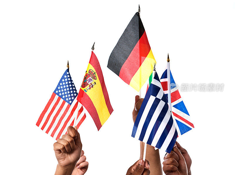 西班牙、希腊、美国、德国和英国的国旗高高飘扬
