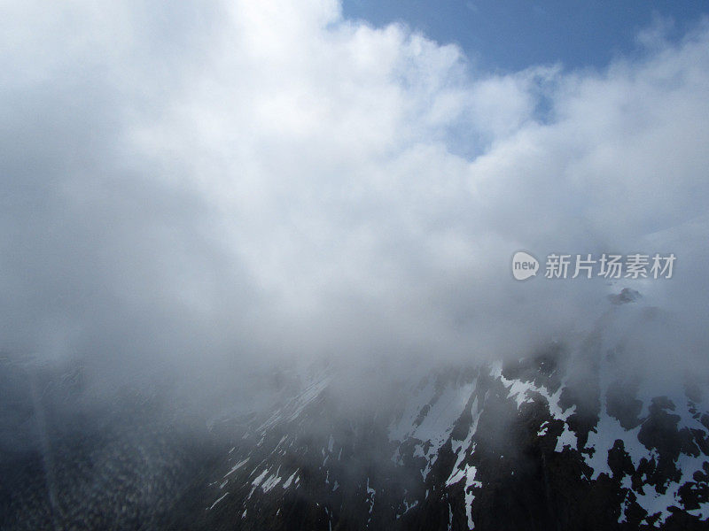 从空中俯瞰阿拉斯加的山顶