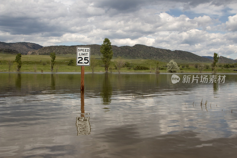 被水淹没的街道和限速标志，科罗拉多州查特菲尔德州立公园