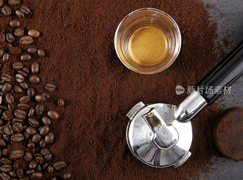 浓缩咖啡，portafilter，咖啡豆和磨碎的咖啡