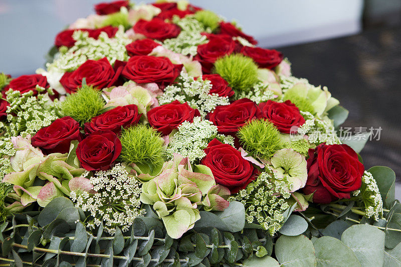 一束心形的红玫瑰用于婚礼