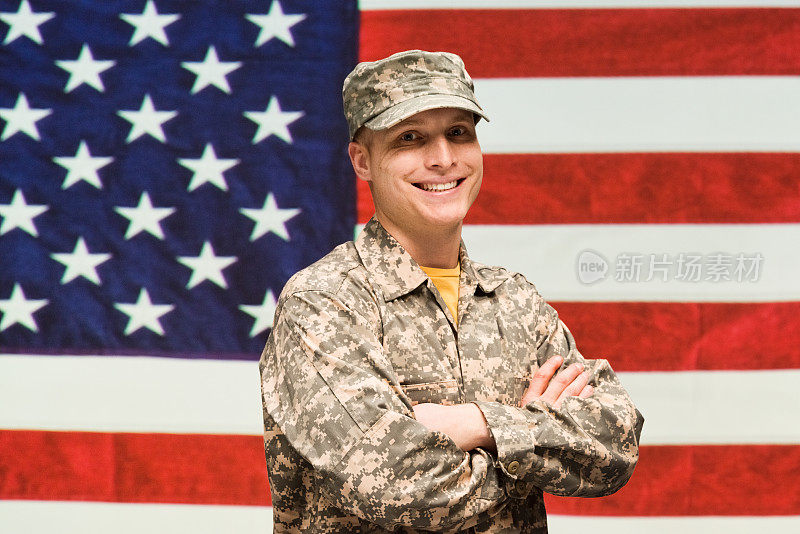 在美国国旗前微笑的军人