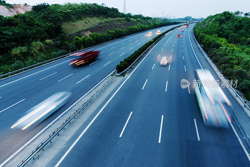 高速公路上超速的卡车