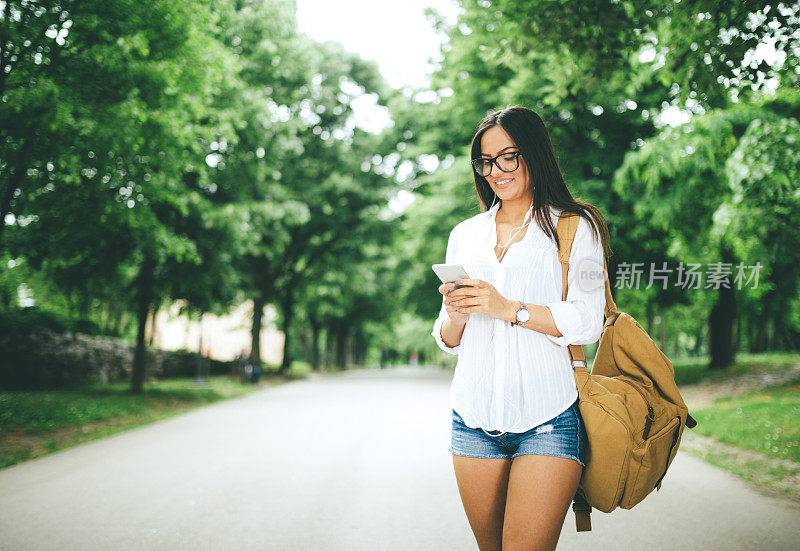 在公园里用智能手机的女人