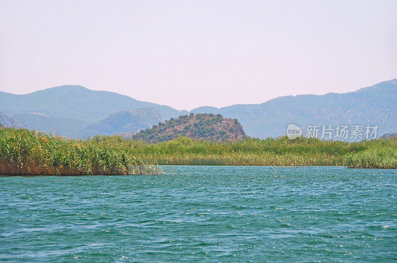 湖的景观Köyceğiz与沼泽和阿克达格山脉