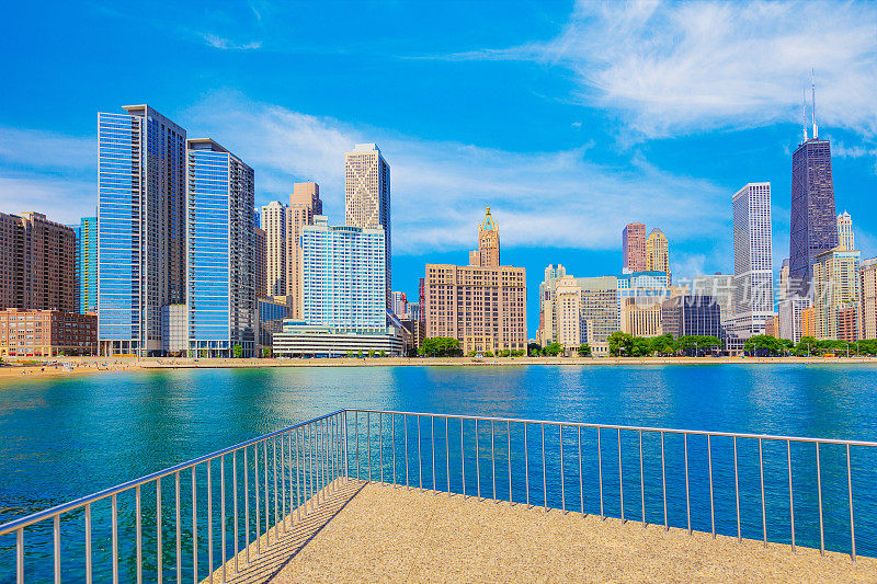 芝加哥摩天大楼的天际线和伊利诺伊州的密歇根湖