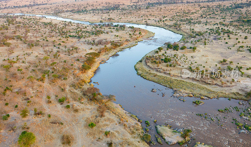 马拉河蜿蜒穿过坦桑尼亚的塞伦盖蒂草原
