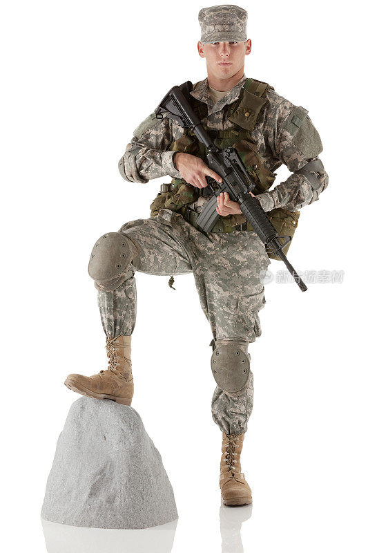 一名拿着步枪站在岩石旁的士兵