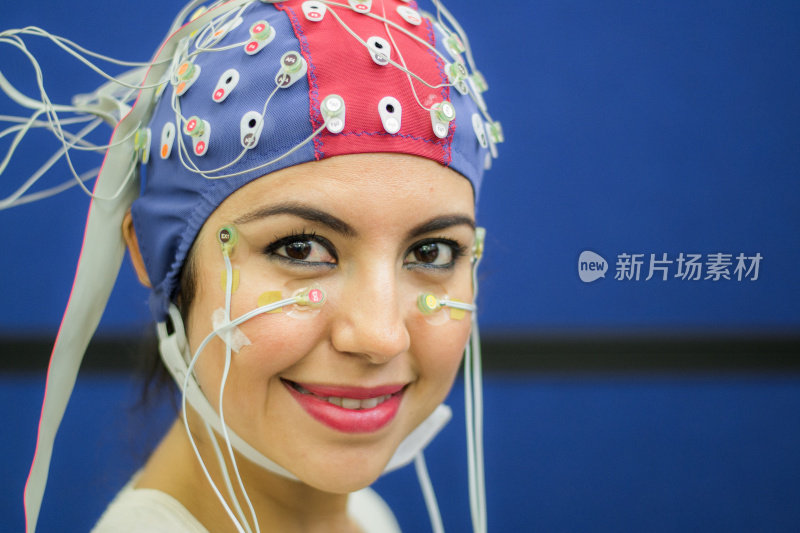 实验室里用脑电图和EEG电极的女人