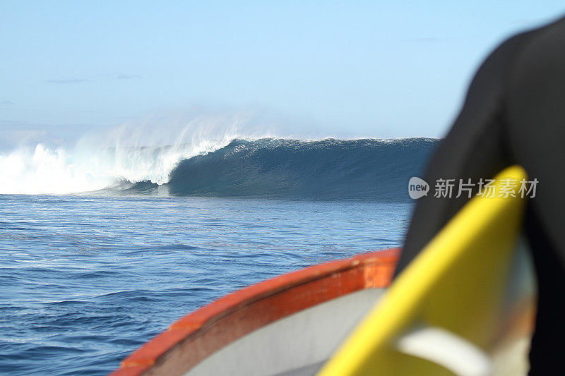 冲浪者准备在斐济冲浪