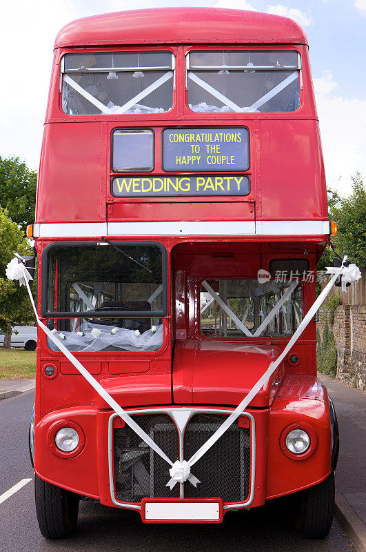 红色伦敦双层巴士装饰的婚礼庆典