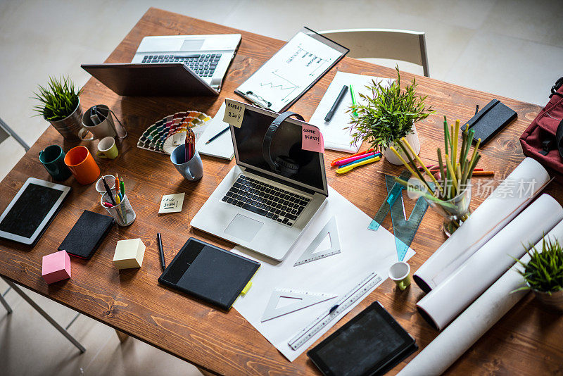 年轻创业公司的凌乱办公桌