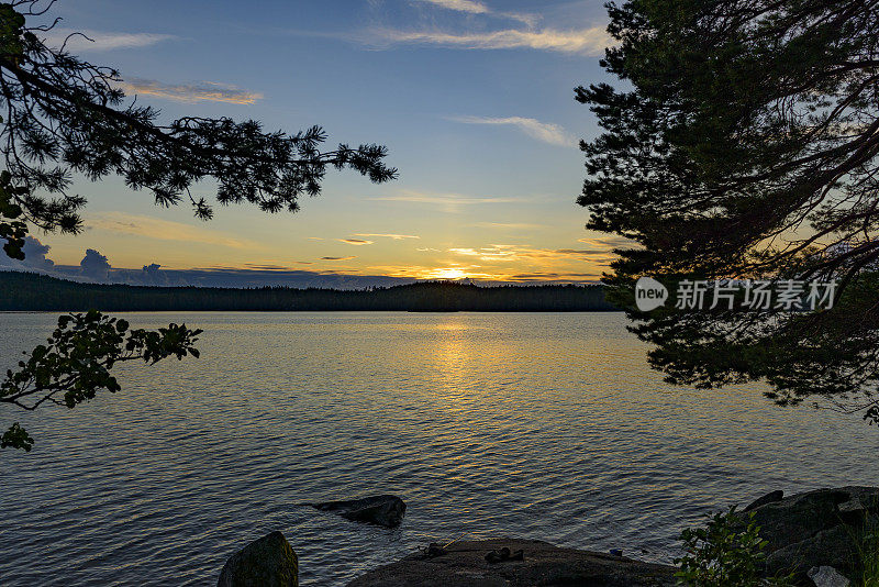 瑞典夏天湖面上的日落