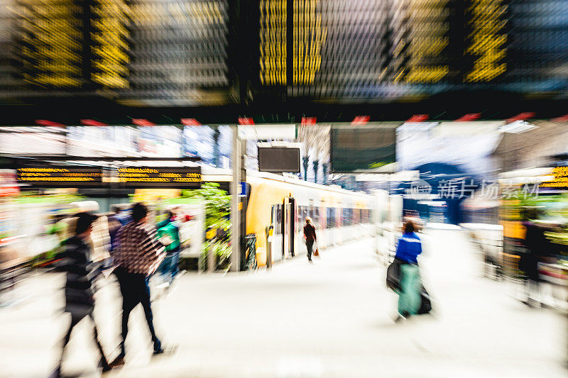 人们在旅行中拥挤