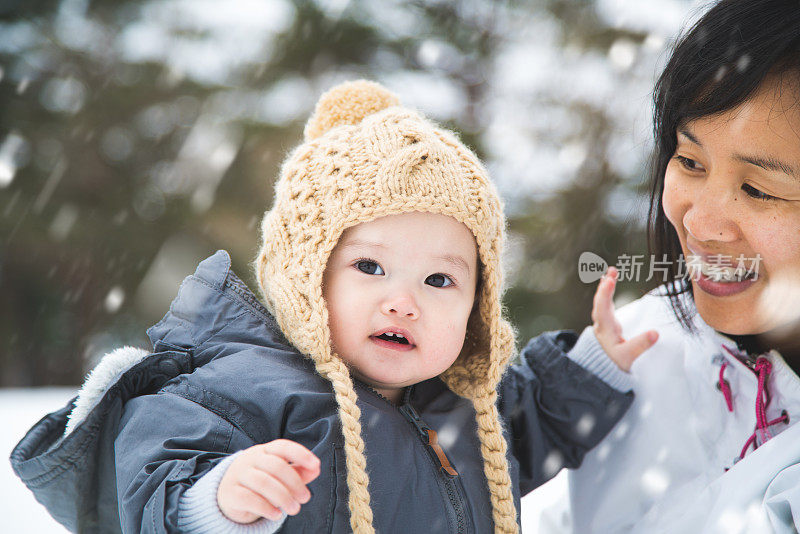 妈妈和女儿在外面玩雪