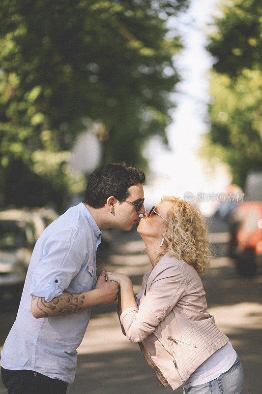 一对年轻情侣在街上接吻