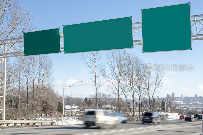 模糊车辆的空白公路路标