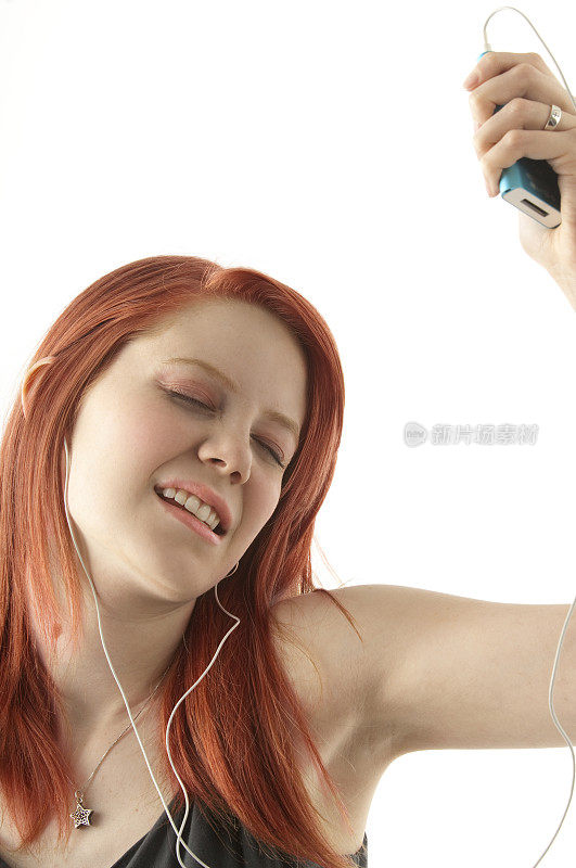 红发女孩和她的MP3播放器