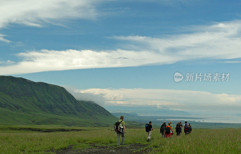 东非大裂谷的一群徒步旅行者