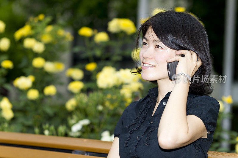 日本女人用手机打电话