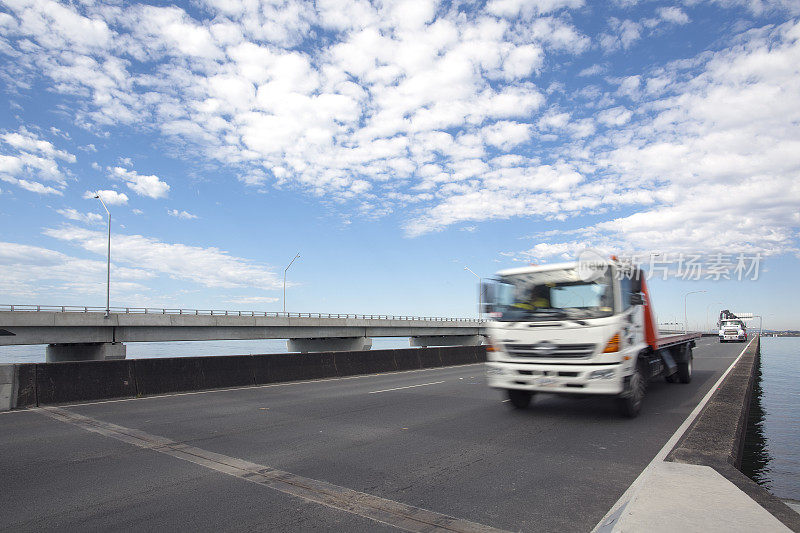 高速公路行驶的卡车