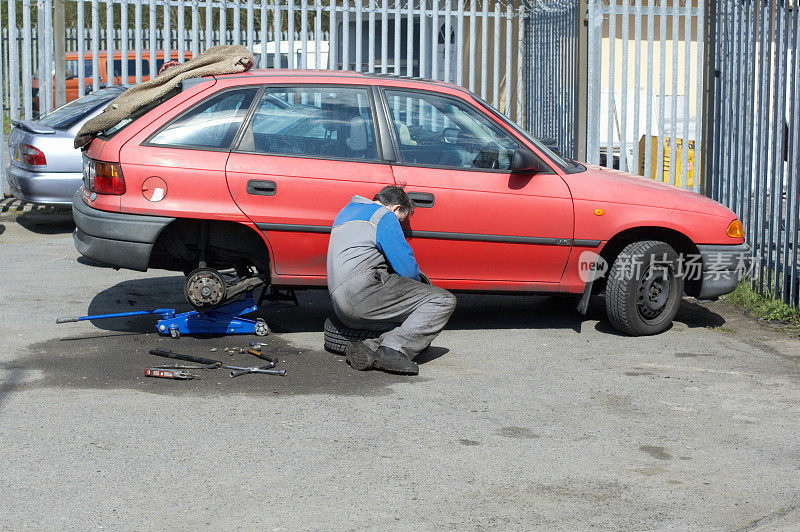 汽车机修工正在修理