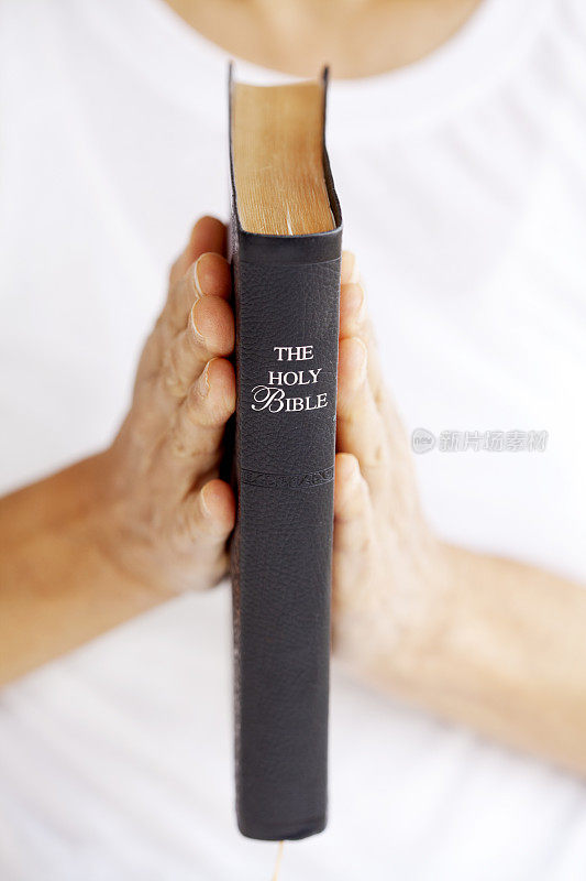 女人拿着圣经