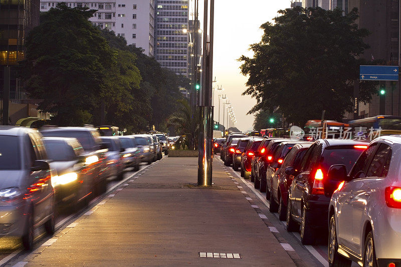 在繁忙的城市里，汽车在高峰时间排队