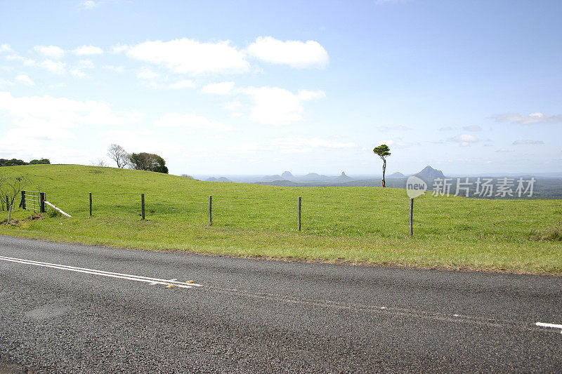 玻璃屋山乡村道路景观