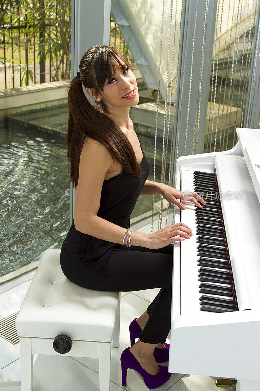 一个快乐地弹钢琴的女人