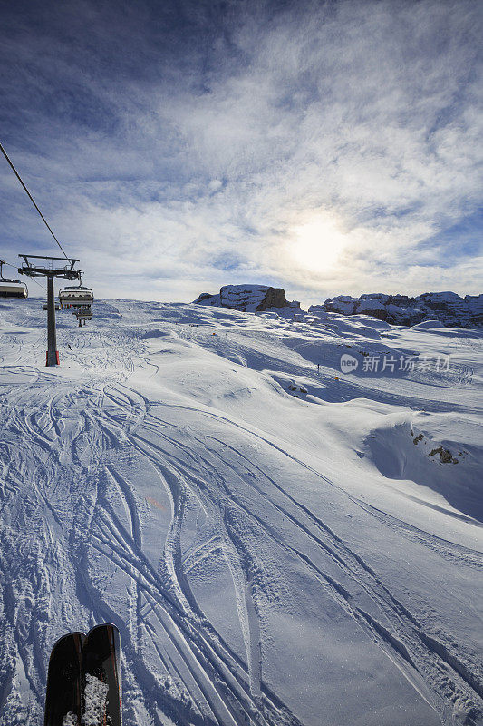 美丽的冬季高山景观滑雪缆车滑雪胜地