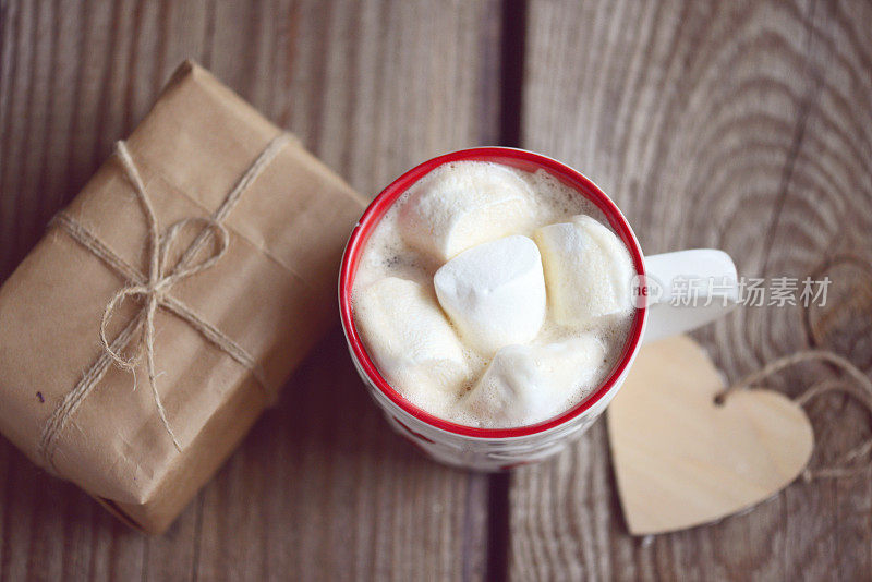 棉花糖在一杯可可和礼物