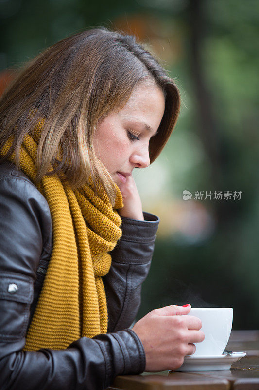 咖啡馆里的悲伤女人