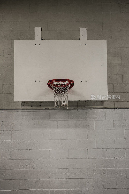 高中体育馆的篮板球