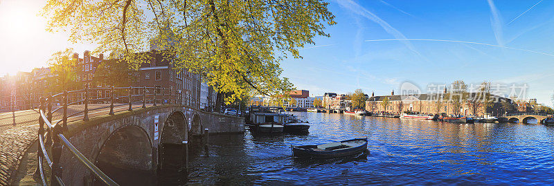 横跨阿姆斯特丹运河的桥，荷兰阿姆斯特丹