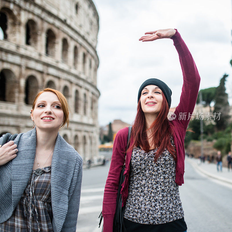 朋友女人在罗马拥抱着行走