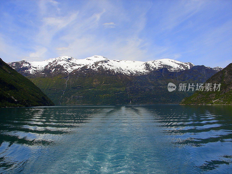 从游轮上俯瞰Geiranger峡湾，挪威，斯堪的纳维亚