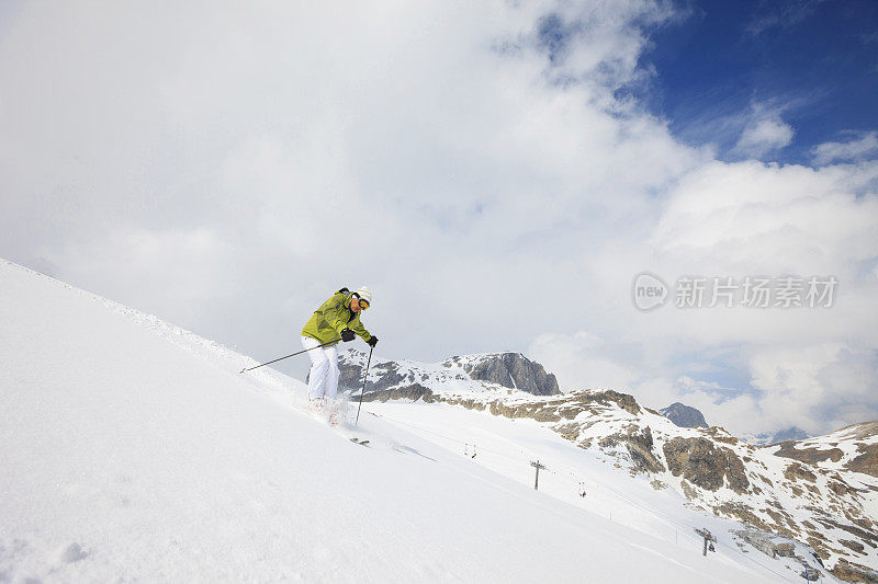 男子滑雪者在雪道上滑雪粉雪