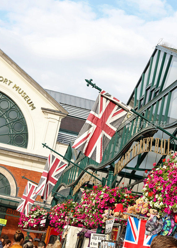 英国国旗飘扬在科文特花园的市场大楼